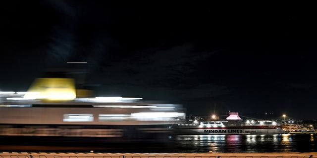 Πειραιάς: ΙΧ έπεσε στο λιμάνι – Τουλάχιστον ένας νεκρός, δύο εγκλωβισμένοι
