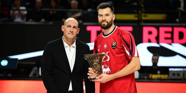 Βραβεύτηκε και αποθεώθηκε από τον κόσμο του Ολυμπιακού ο Άλεκ Πίτερς