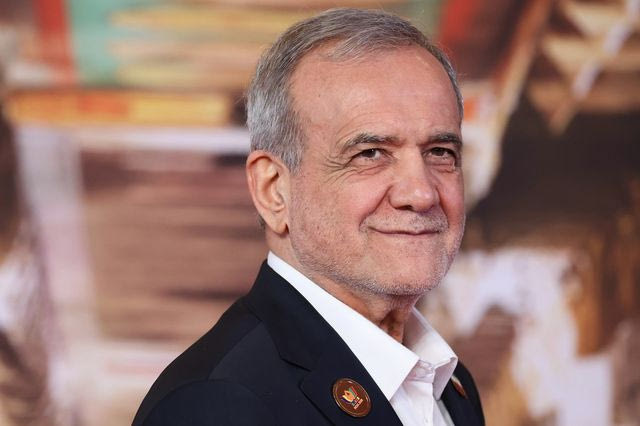 Πεζεσκιάν: Το να διαπραγματεύομαστε με τις ΗΠΑ δεν έχει “κανένα νόημα”