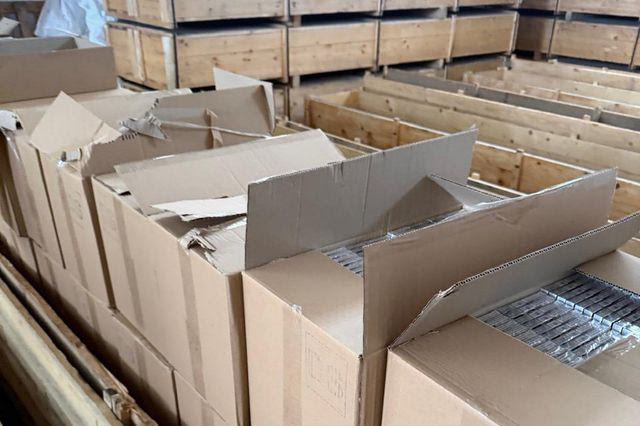 Η ΑΑΔΕ εντόπισε 7,4 εκατ. τσιγάρα κρυμμένα σε ξύλινες κάσες – Η μεγαλύτερη ποσότητα που έχει βρεθεί