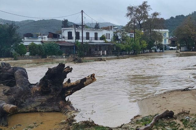 Κακοκαιρία στη Μαγνησία: Κομμένος στα δύο ο Πλατανιάς, εγκλωβισμένοι 50 κάτοικοι – Προβλήματα σε Σκιάθο και Σύμη