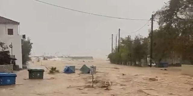 Πλημμύρες στη Μαγνησία: Ανεβαίνουν στους ορόφους των σπιτιών οι κάτοικοι στον Πλατανιά, ήχησε το 112