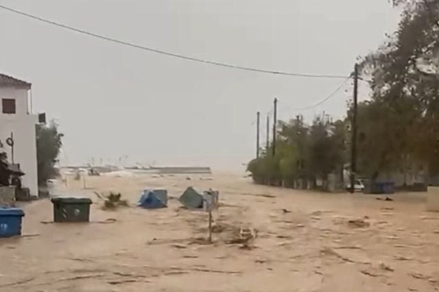 Πλημμύρες στη Μαγνησία: Ανεβαίνουν στους ορόφους των σπιτιών οι κάτοικοι στον Πλατανιά, ήχησε το 112
