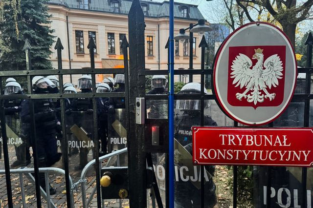 Αστυνομικοί έξω από το πολωνικό Συνταγματικό Δικαστήριο στην Πολωνία