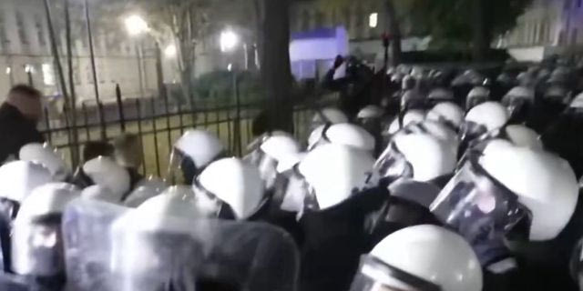 Πολωνία: Υπό αστυνομικό κλοιό το Συνταγματικό Δικαστήριο – Ένταση στην είσοδο του Ναβρότσκι