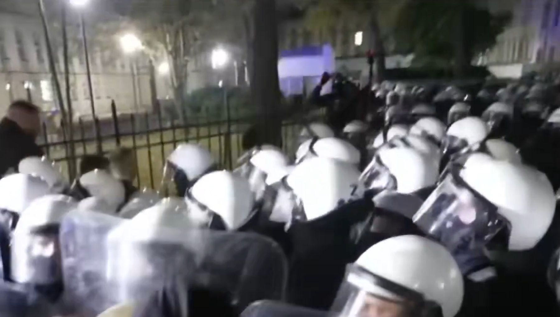 Πολωνία: Υπό αστυνομικό κλοιό το Συνταγματικό Δικαστήριο - Ένταση στην είσοδο του προέδρου Ναβρότσκι