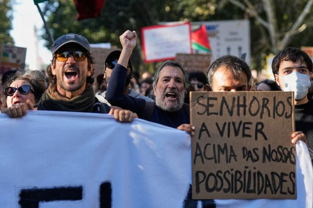 Πορτογαλία: Η αστυνομία διέλυσε με γκλομπ καταυλισμό διαδηλωτών που διαμαρτύρονταν για το πρόβλημα της στέγης