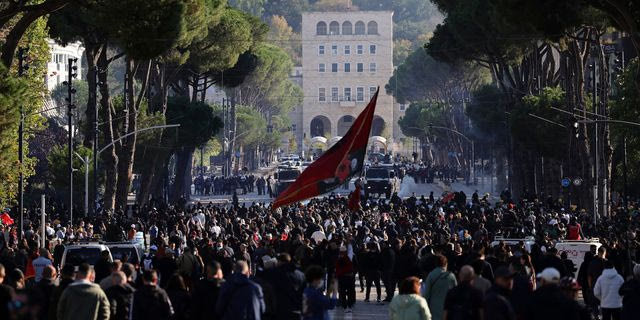 Αλβανία: Στα άκρα η πολιτική κρίση – Ο Ράμα επιμένει σε διάλογο, στους δρόμους οι διαδηλωτές