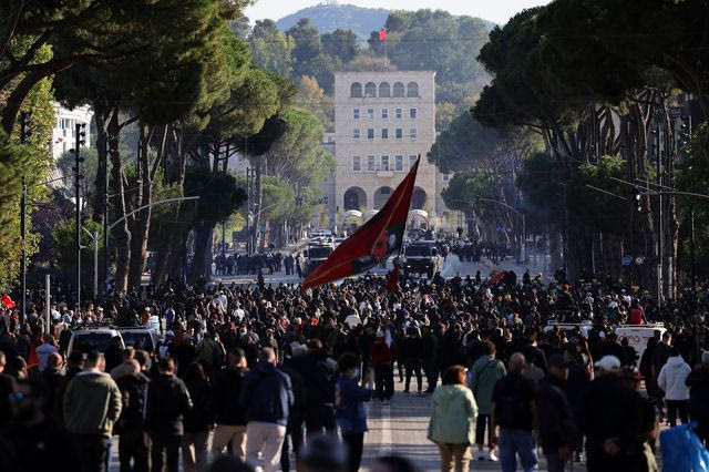 Αλβανία: Στα άκρα η πολιτική κρίση – Ο Ράμα επιμένει σε διάλογο, στους δρόμους οι διαδηλωτές