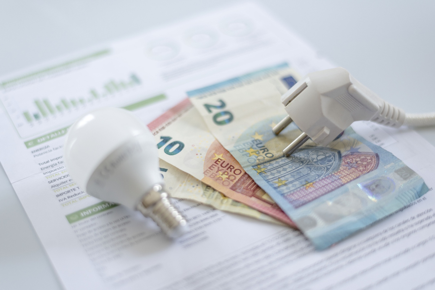 Ρεύμα: Ανεβαίνουν οι τιμές στα πράσινα τιμολόγια τον Οκτώβριο – “Ανάχωμα” τα μπλε για τα νοικοκυριά