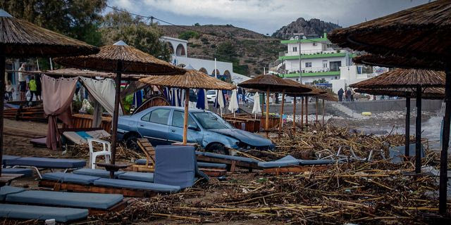 Tο ισχυρό κύμα κακοκαιρίας πλήττει και την Ρόδο, αυτοκίνητα παρασύρθηκαν στην θάλασσα στην περιοχή Στεγνά στον Αρχάγγελο