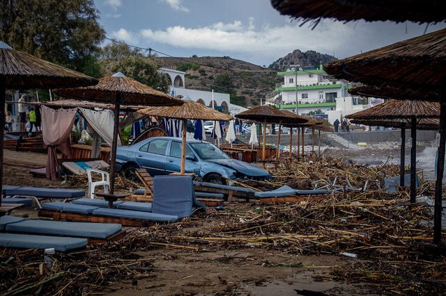 Tο ισχυρό κύμα κακοκαιρίας πλήττει και την Ρόδο, αυτοκίνητα παρασύρθηκαν στην θάλασσα στην περιοχή Στεγνά στον Αρχάγγελο