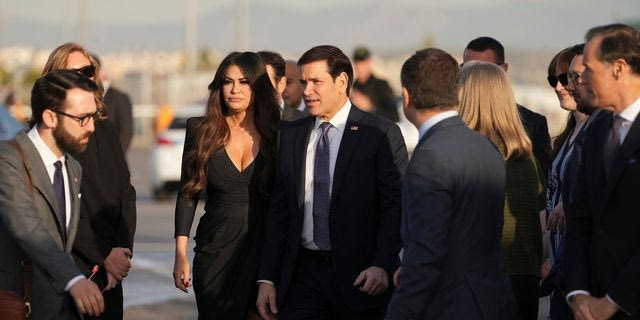 Νέα δημοσιεύματα για αποπομπή Γκίλφοϊλ – Οργή Τραμπ και Ρούμπιο μετά τις καταγγελίες