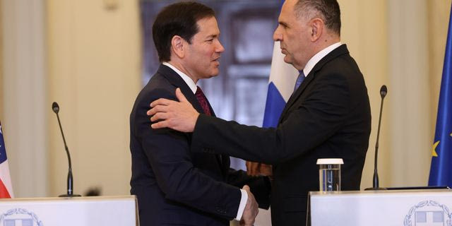 Το μεγάλο χάσμα κυβερνώντων – κυβερνώμενων: Δεν δίνουν δεκάρα…
