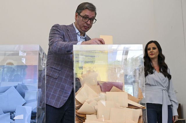 Εκλογές στη Σερβία: Άνοιξαν οι κάλπες στη σκιά της πολιτικής πόλωσης – Φόβοι για επεισόδια