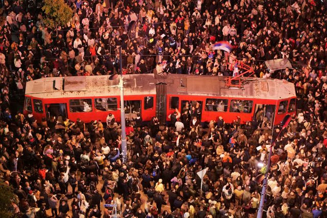 Σερβία: Παραιτήθηκε η διευθύντρια της κρατικής τηλεόρασης μετά τη νίκη της “Φοιτητικής Λίστας”
