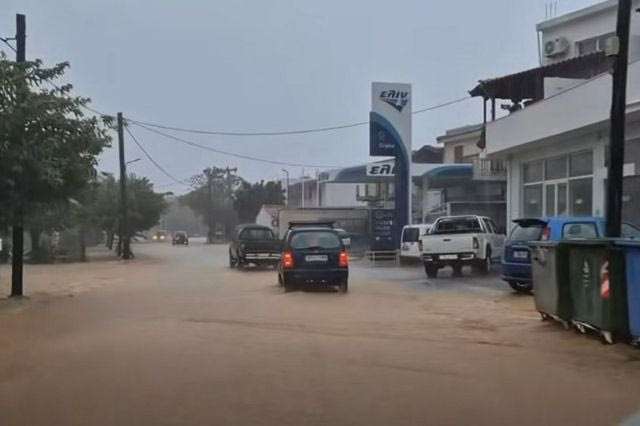 Κακοκαιρία στη Σκιάθο: Πλημμυρισμένοι δρόμοι, κατολισθήσεις και απαγόρευση κυκλοφορίας