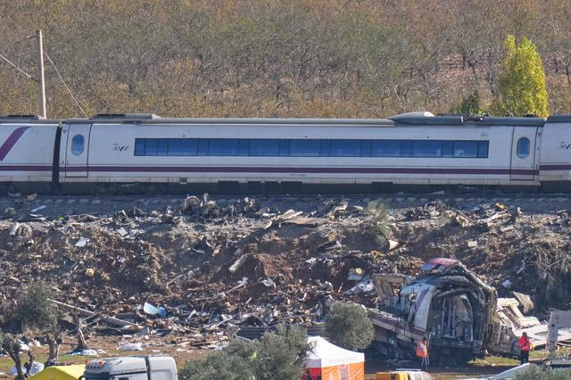 Ισπανία: Δύσκολη η ταυτοποίηση των θυμάτων – Aρνείται να παραιτηθεί o υπουργός Μεταφορών