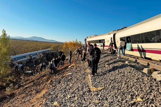 Ισπανία: Σύγκρουση τρένων υψηλής ταχύτητας – Τουλάχιστον 10 νεκροί