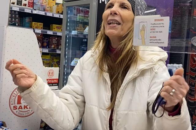 Η Κατερίνα Στανίση τραγούδησε σε ταμείο στο σούπερ μάρκετ – Βίντεο