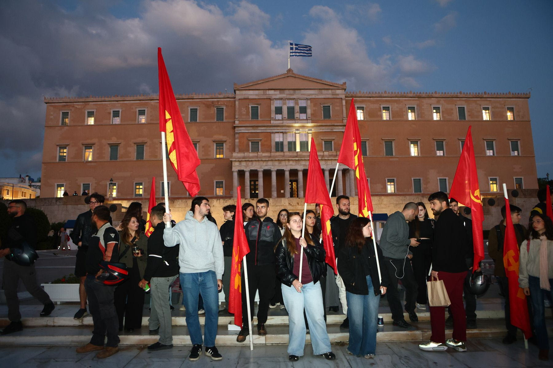 "Ο αθλητισμός να δίνει ζωή, όχι να την αφαιρεί": Το κεντρικό σύνθημα στη διαμαρτυρία της ΚΝΕ στο Σύνταγμα για τον θάνατο του 16χρονου ποδοσφαιριστή στη Θάσο