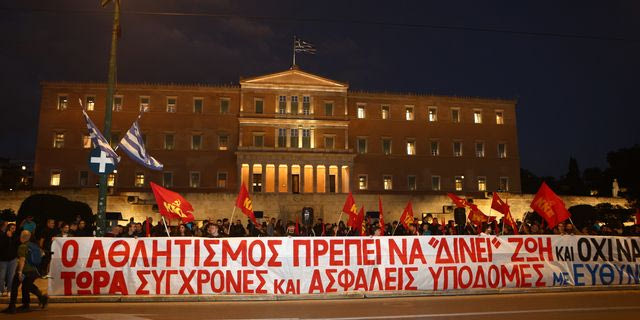 "Ο αθλητισμός να δίνει ζωή, όχι να την αφαιρεί": Το κεντρικό σύνθημα στη διαμαρτυρία της ΚΝΕ στο Σύνταγμα για τον θάνατο του 16χρονου ποδοσφαιριστή στη Θάσο