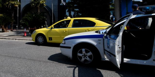 Ταξί και όχημα της ΕΛ.ΑΣ. (φωτογραφία αρχείου)