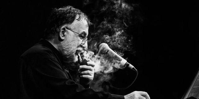“Πάντα γελαστοί και γελασμένοι”: Τα τραγούδια του Θάνου στην Πλατεία Αριστοτέλους