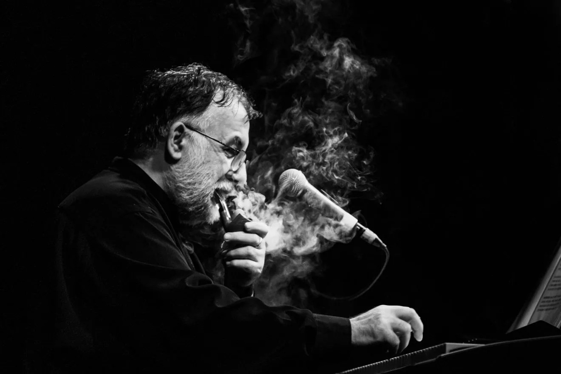 “Πάντα γελαστοί και γελασμένοι”: Τα τραγούδια του Θάνου στην Πλατεία Αριστοτέλους