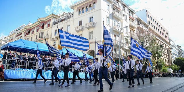 Θεσσαλονίκη: Εικόνες από τη μαθητική παρέλαση – Το μήνυμα Αγγελούδη