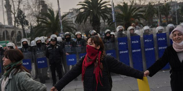 Ρατσιστικό παραλήρημα κατά των Κούρδων στην Τουρκία – “Καθάρισαν” πλατεία με ξύδι και σαπούνι
