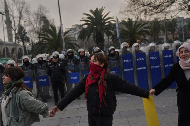 Ρατσιστικό παραλήρημα κατά των Κούρδων στην Τουρκία – “Καθάρισαν” πλατεία με ξύδι και σαπούνι