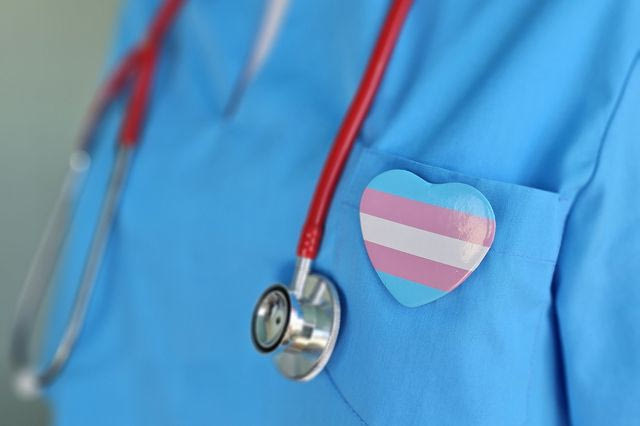Βρετανία: Ένα βήμα “πίσω” για τα δικαιώματα των τρανς – Θα νοσηλεύονται με βάση το βιολογικό τους φύλο