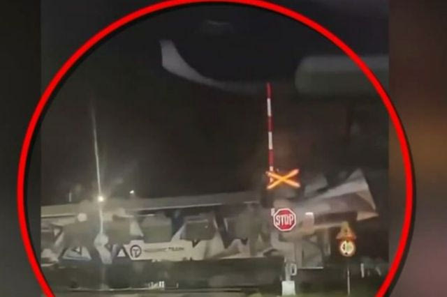 Λάρισα: Τρένο πέρασε με τη μπάρα της διάβασης ανοιχτή – Βίντεο ντοκουμέντο