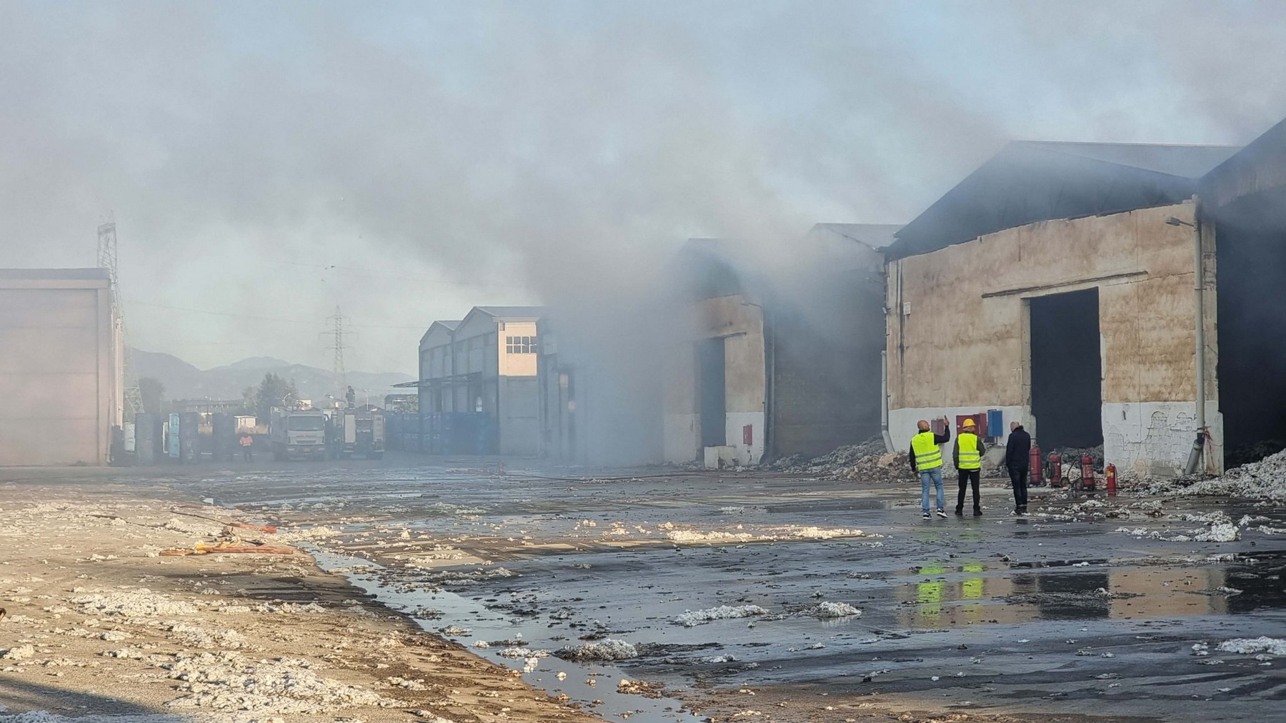 Τρίκαλα: Μεγάλη φωτιά σε εργοστάσιο βαμβακιού – Καίγονται έξι αποθήκες