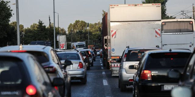 Καθυστερήσεις άνω των 30′ στην Αττική Οδό λόγω τροχαίου στο Μαρούσι
