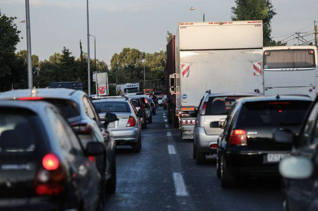 Καθυστερήσεις άνω των 30′ στην Αττική Οδό λόγω τροχαίου στο Μαρούσι