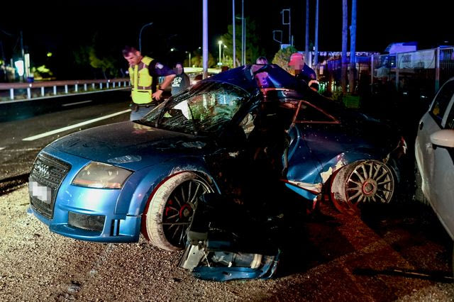 Σοβαρό τροχαίο με τραυματίες στην Κόρινθο – Σφοδρή σύγκρουση ΙΧ, ξηλώθηκαν κολώνες