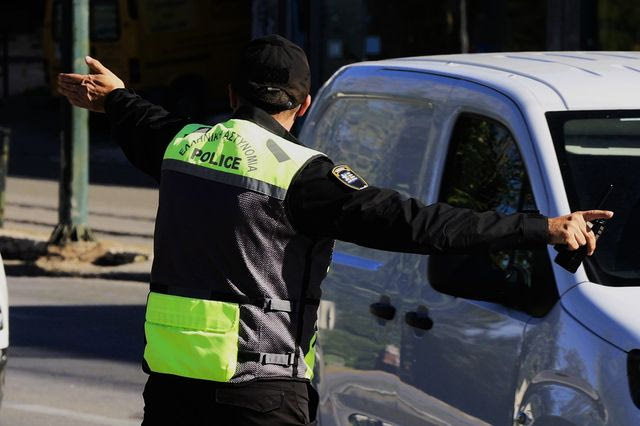 Σπάτα: ΙΧ παρέσυρε τροχονόμο που ρύθμιζε την κυκλοφορία