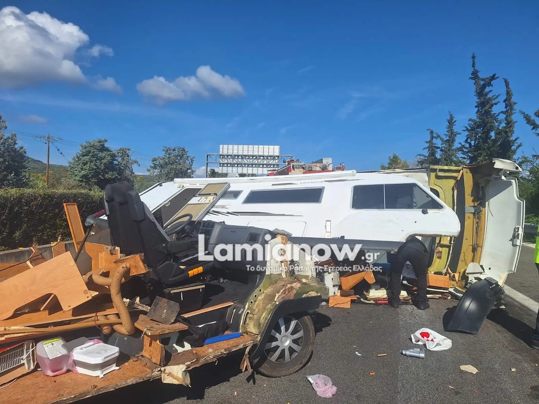 Τροχόσπιτο ανετράπη στην Εθνική Οδό προς Λαμία – Σώοι οι επιβαίνοτες