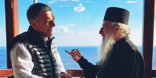 Επίσκεψη Τσίπρα στο Άγιον Όρος – “Ψέλνεις στη Σιμωνόπετρα και ακούγεται στον Άδη”