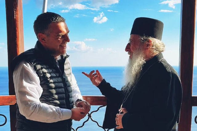 Επίσκεψη Τσίπρα στο Άγιον Όρος – “Ψέλνεις στη Σιμωνόπετρα και ακούγεται στον Άδη”