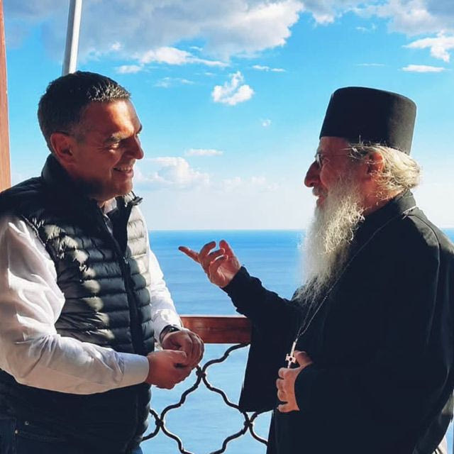 Επίσκεψη Τσίπρα στο Άγιον Όρος – “Ψέλνεις στη Σιμωνόπετρα και ακούγεται στον Άδη”