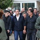 Στο μνημείο των δύο πυροσβεστών που έχασαν τη ζωή τους το καλοκαίρι ο Αλέξης Τσίπρας