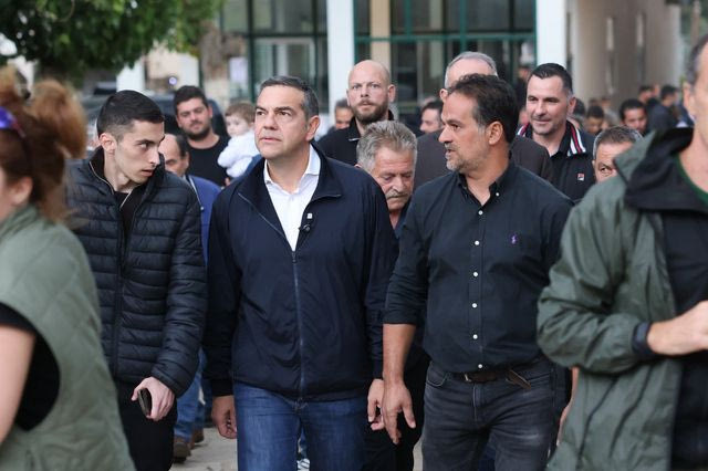Στο μνημείο των δύο πυροσβεστών που έχασαν τη ζωή τους το καλοκαίρι ο Αλέξης Τσίπρας