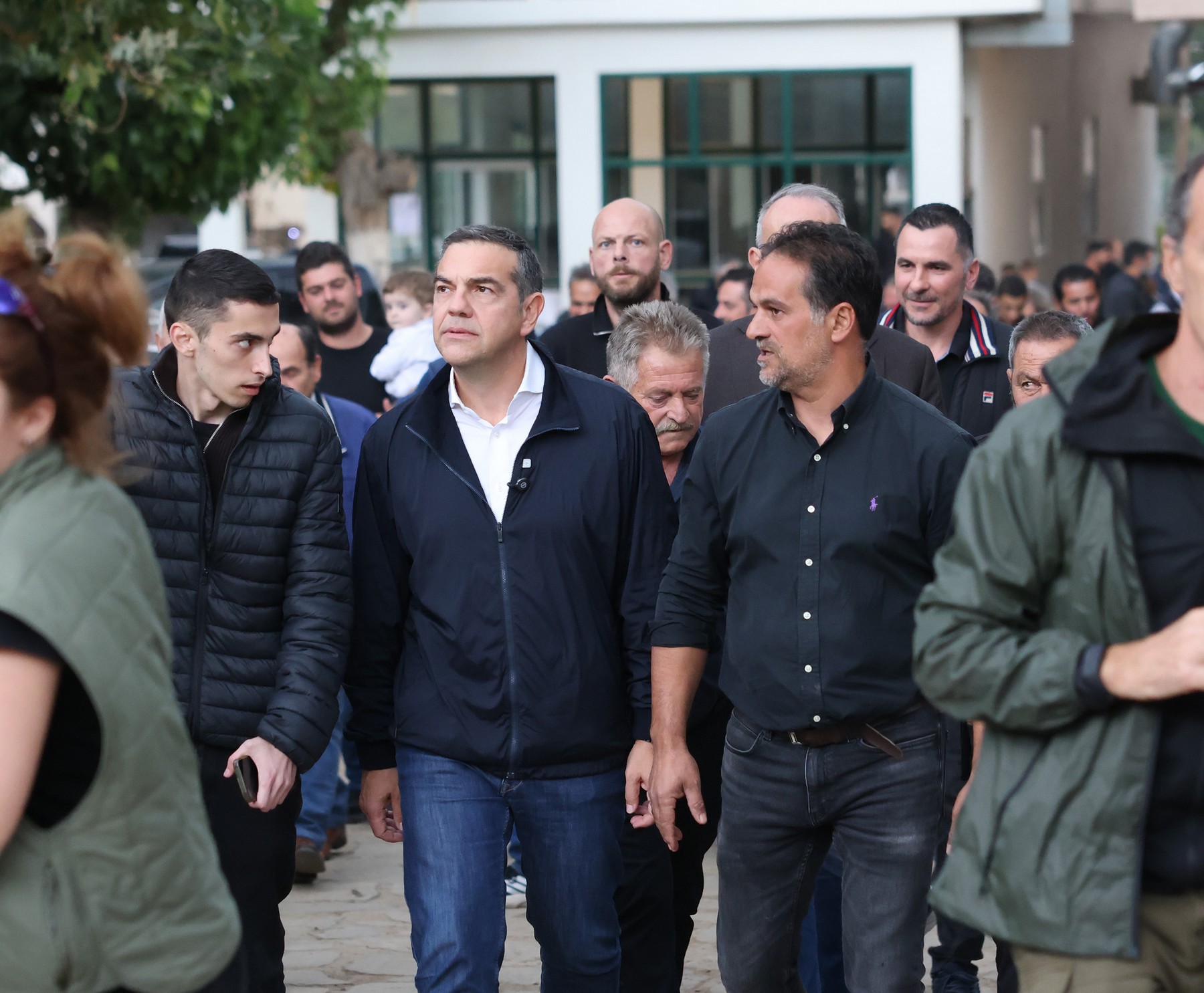 Στο μνημείο των δύο πυροσβεστών που έχασαν τη ζωή τους το καλοκαίρι ο Αλέξης Τσίπρας