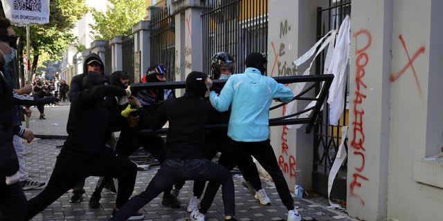 Αλβανία: Σφοδρές συγκρούσεις φοιτητών με την αστυνομία – Φωτιά στο υπουργείο Παιδείας