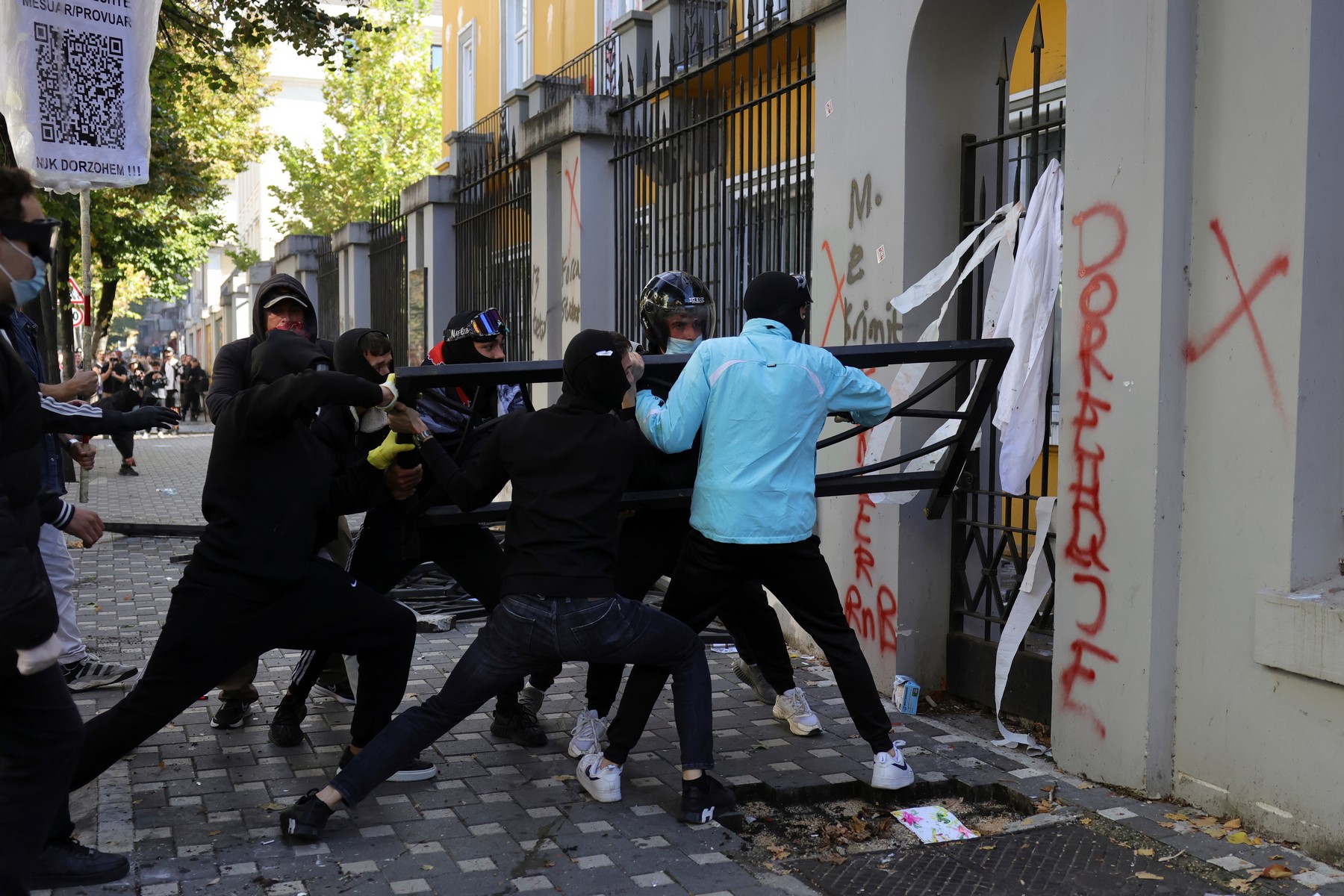 Αλβανία: Σφοδρές συγκρούσεις φοιτητών με την αστυνομία – Φωτιά στο υπουργείο Παιδείας