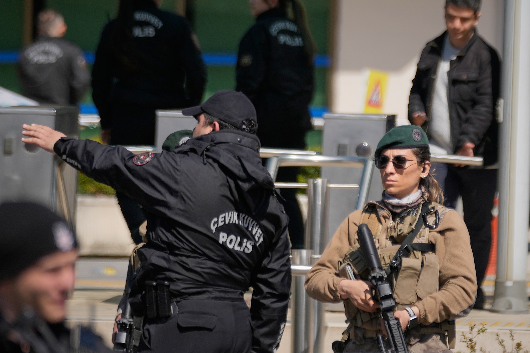 Τουρκία: Αστυνομική έφοδος στο αντιπολιτευόμενο Halk TV – Υπό κρατικό έλεγχο το κανάλι