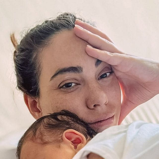 Ευρυδίκη Βαλαβάνη: “Το να δυσκολεύεσαι δεν σε κάνει λιγότερο καλή μαμά”